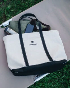 Snow Peak Canvas Noasobi Tote Large -Snow Peak Shop canvas tote L ec ac 20su003 lifestyle 02