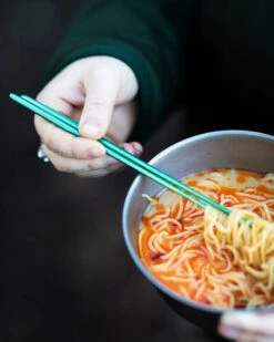 Snow Peak Anodized Titanium Chopsticks 13 Snow Peak Anodized Titanium Chopsticks -Snow Peak Shop ti chopsticks green sct 115 gr lifestyle 03 web